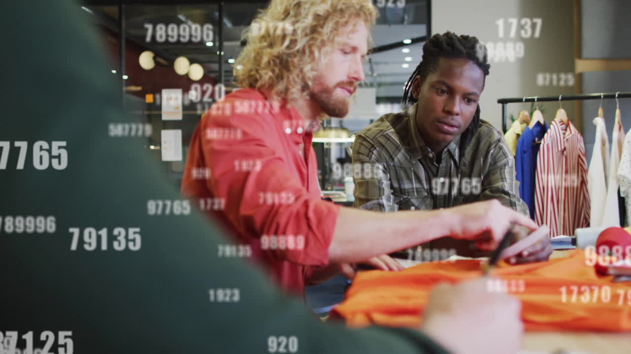 animación del procesamiento de datos sobre diversos colegas que discuten el trabajo en la oficina