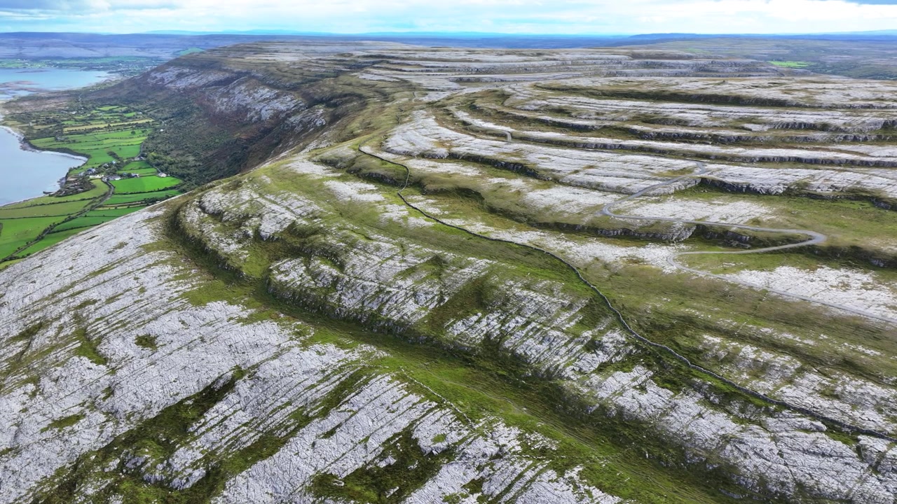 Irlanda, Luoghi Epici: bellezza selvaggia e aspra. Il paesaggio lunare del Burren, Clare, sulla Wild Atlantic Way.