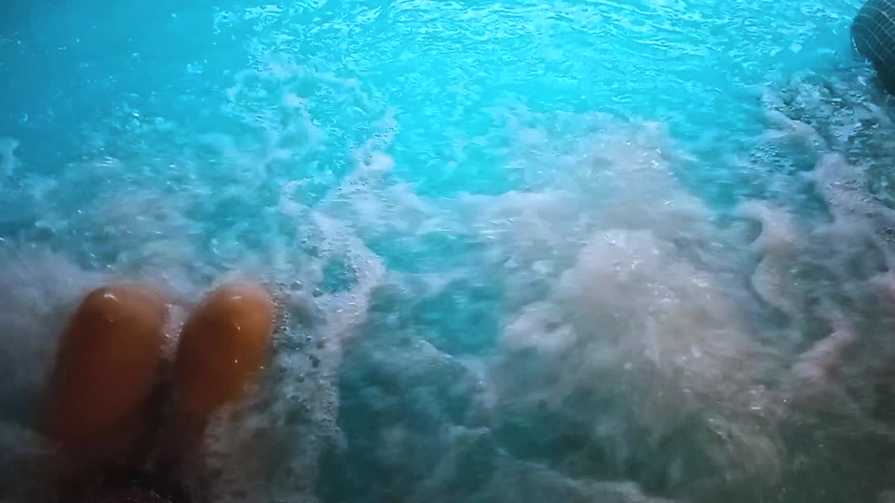 스파 호텔의 수영장에서 수분 치료를 받습니다.