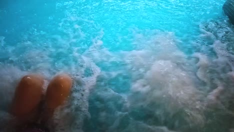 recibiendo hidroterapia en la piscina de un hotel de spa.