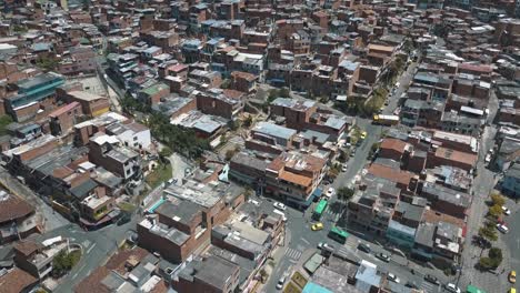 Luftdrohnenaufnahme-Von-Medellin,-Kolumbien,-Die-Tagsüber-über-Die-Slums-Der-Comuna-13-Fliegt