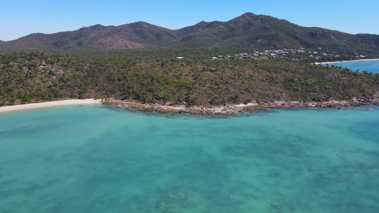 산호 바다 한가운데 울창한 녹색 숲이 있는 외딴 섬