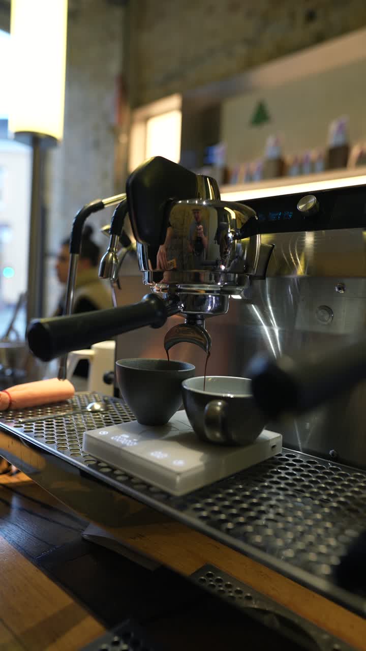 máquina de espresso en acción