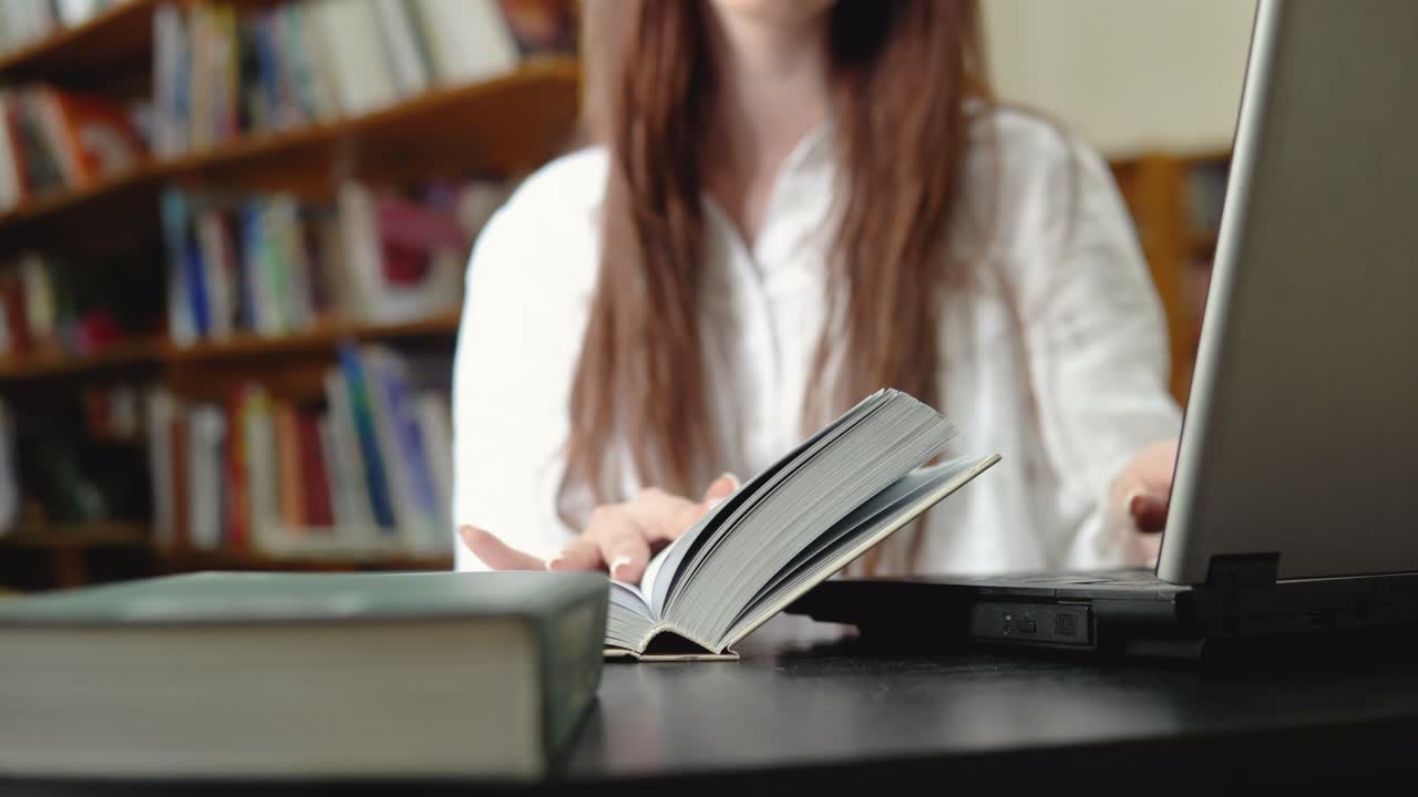 estudiante femenina que utiliza una computadora portátil para la educación en línea en la biblioteca. educación en línea, concepto de aprendizaje electrónico