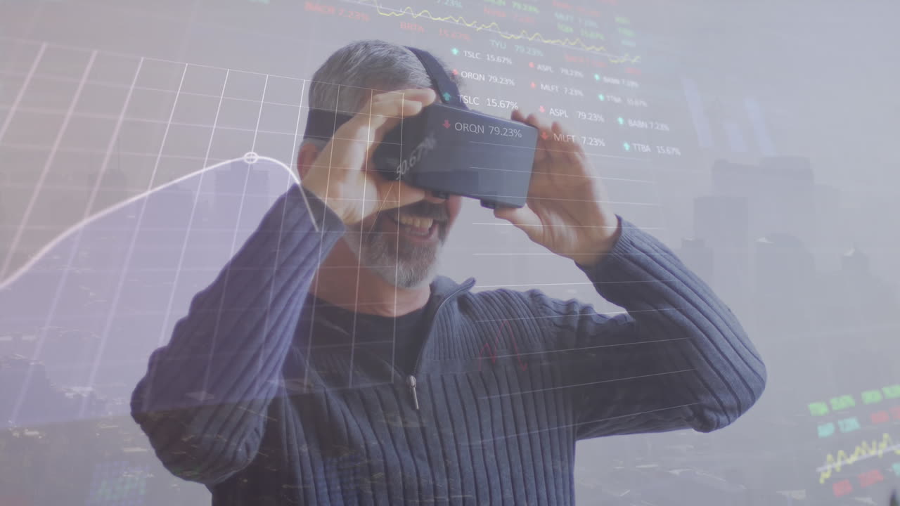 animación de múltiples gráficos, tablero de negociación sobre el hombre caucásico senior usando auriculares vr