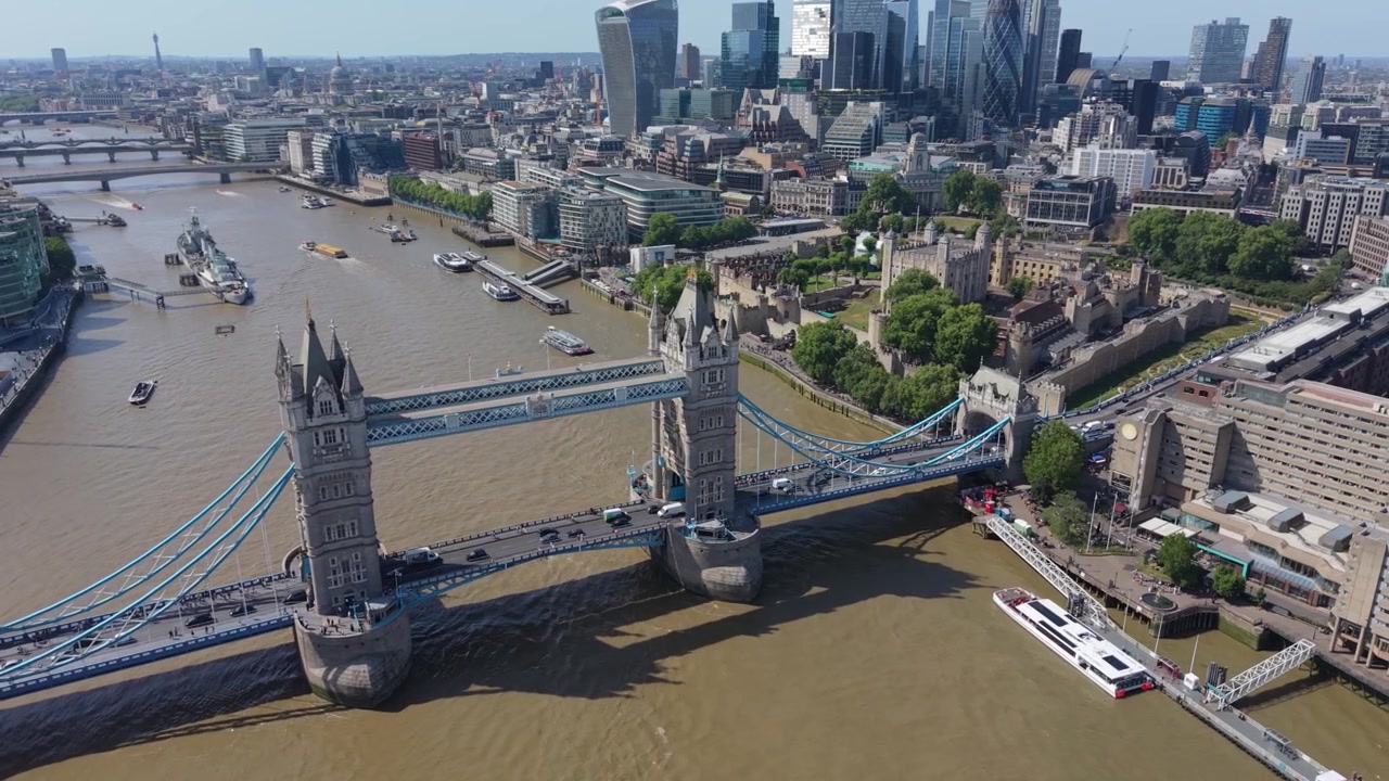 Letecké panorama londýnského Tower Bridge a rušné řeky Temže.
