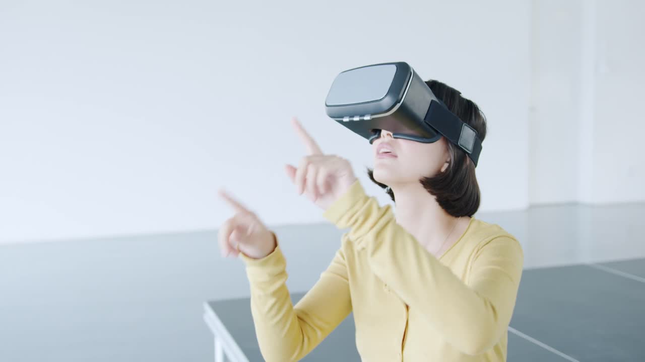 Donna con visore VR in un ufficio moderno