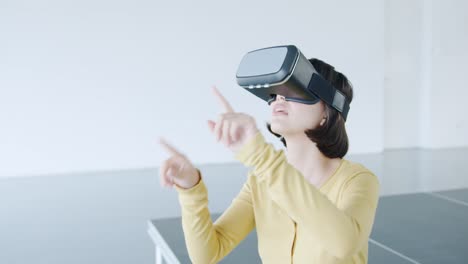 Frau-Trägt-VR-Headset-In-Einem-Modernen-Büro