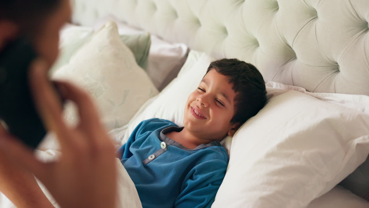 아이, 병자 및 어머니는 전화 통화로 돌보고 있습니다.