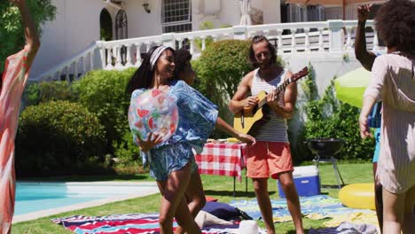 Grupo-Diverso-De-Amigos-Divirtiéndose-Y-Bailando-En-Una-Fiesta-En-La-Piscina