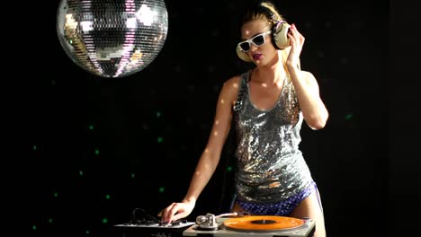 vrouw koptelefoon disco 111