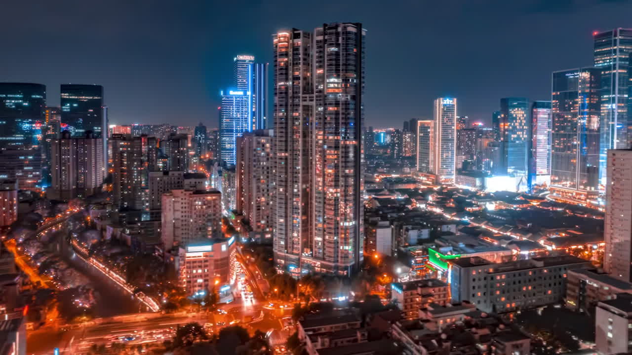 vista en lapso de tiempo del tráfico nocturno en la avenida de hong kong, el centro comercial y financiero de china y una de las ciudades más grandes de asia