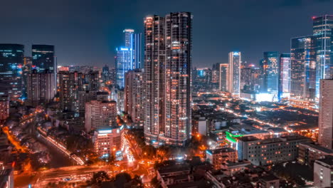 Vista-De-Lapso-De-Tiempo-Del-Tráfico-Nocturno-En-La-Avenida-Hongkong,-El-Centro-Financiero-Y-De-Negocios-De-China-Y-Una-De-Las-Ciudades-Más-Grandes-De-Asia