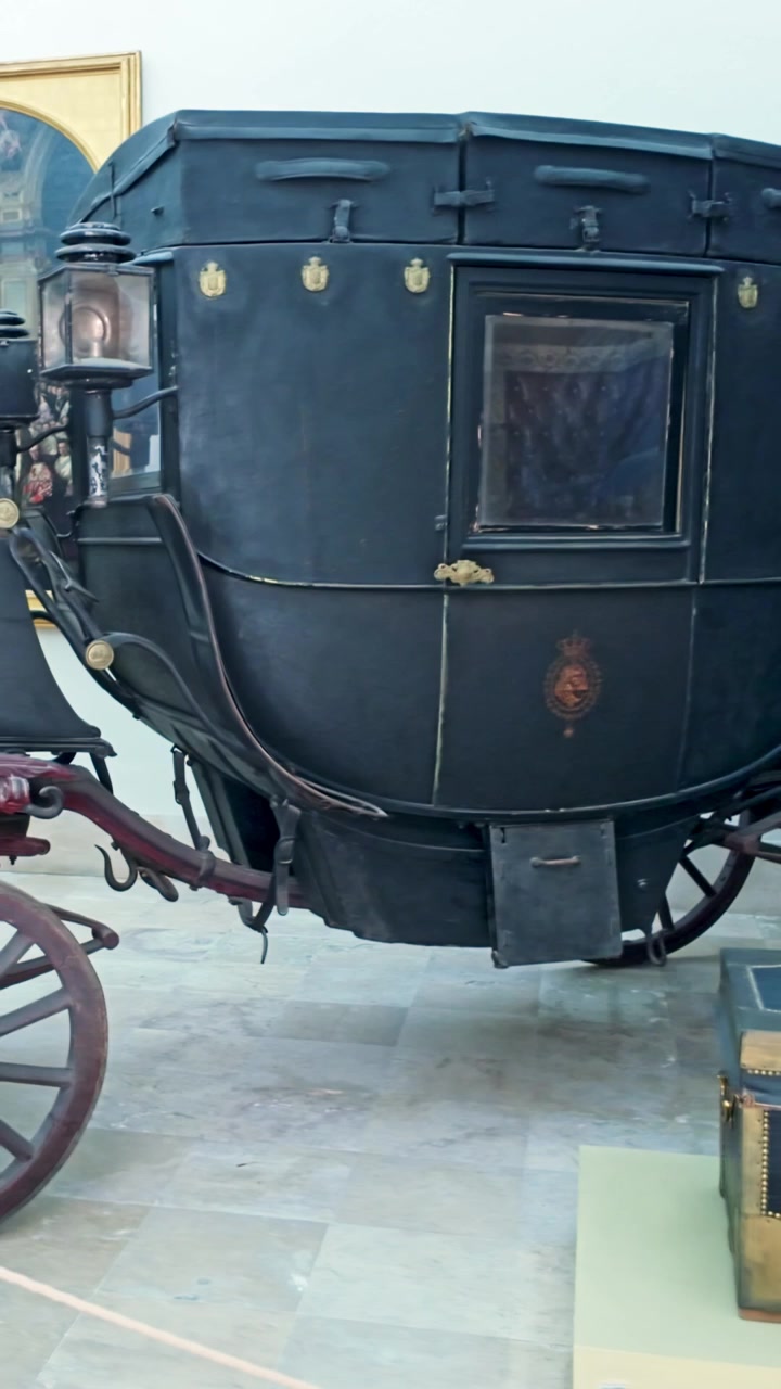 Aranjuez, Spagna, 2 marzo 2026 Carrozza reale d'epoca trainata da cavalli in un museo