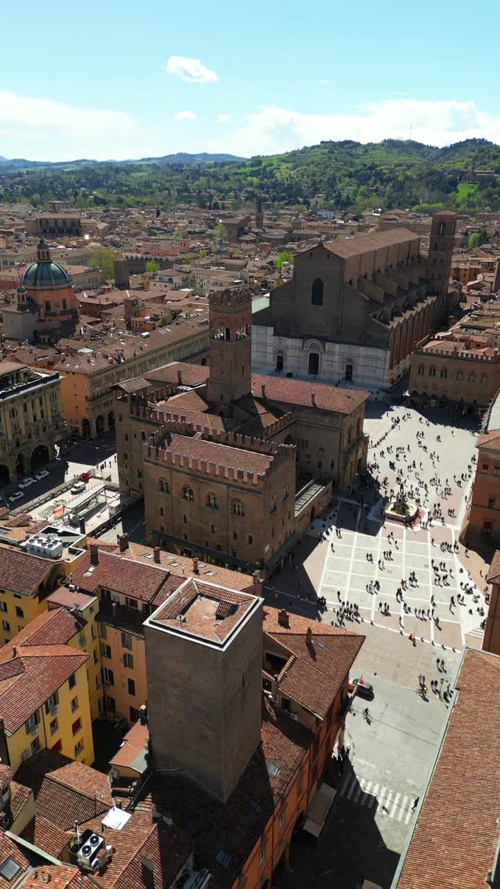 Vista aerea della storica Piazza Maggiore di Bologna, la piazza principale d'Italia