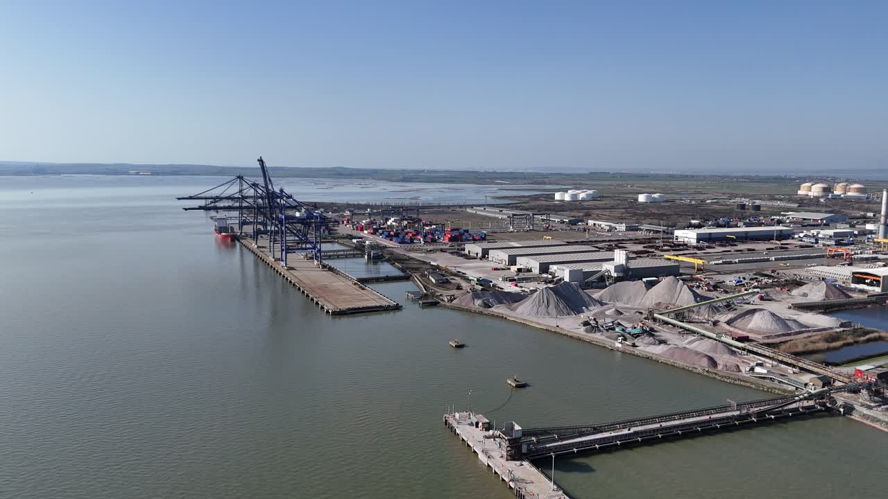 Caricamento navale nel porto industriale all'Isola di Grain, Kent, Regno Unito. Ripresa aerea panoramica con drone