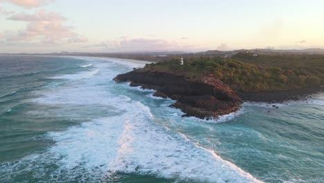 Olas-Rompiendo-En-Fingal-Head-Causeway---Fingal-Head-Lighthouse-En-Nueva-Gales-Del-Sur,-Australia