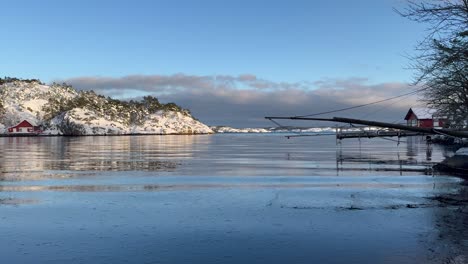 calma costa de invierno en noruega, capturado en movimiento lento suave y claridad 4k