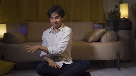 un hombre con una crisis nerviosa está jugando en casa.