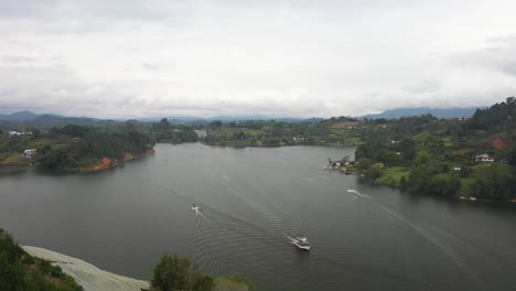 Luftbild-Von-Booten-Auf-Dem-See-In-Kolumbien
