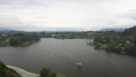 vista aérea de barcos en el lago en colombia