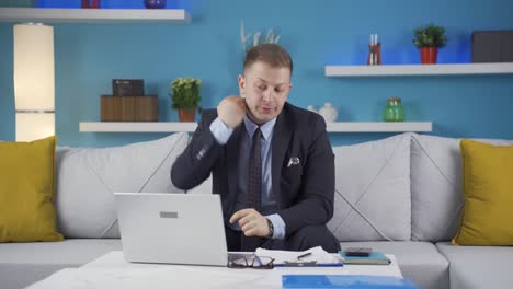 Hombre-Trabajador-De-Oficina-En-Casa-Esperando-Nerviosamente-En-La-Computadora-Portátil.