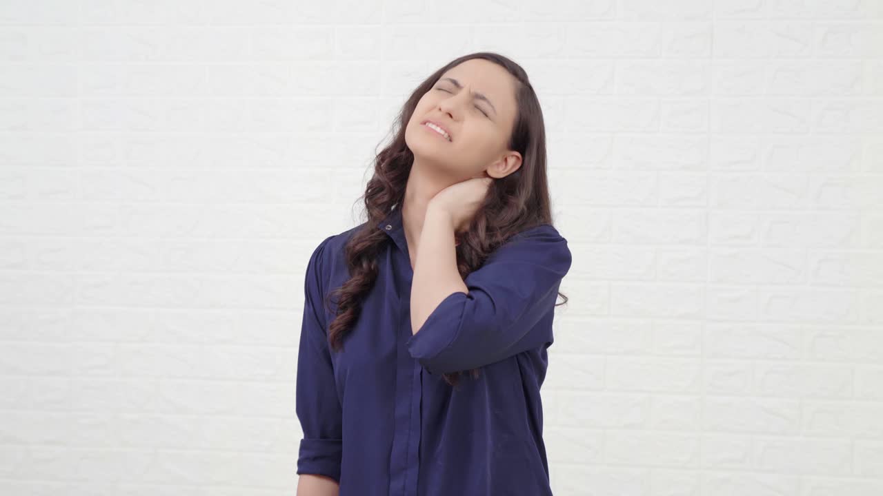 목이 아프는 인도 소녀