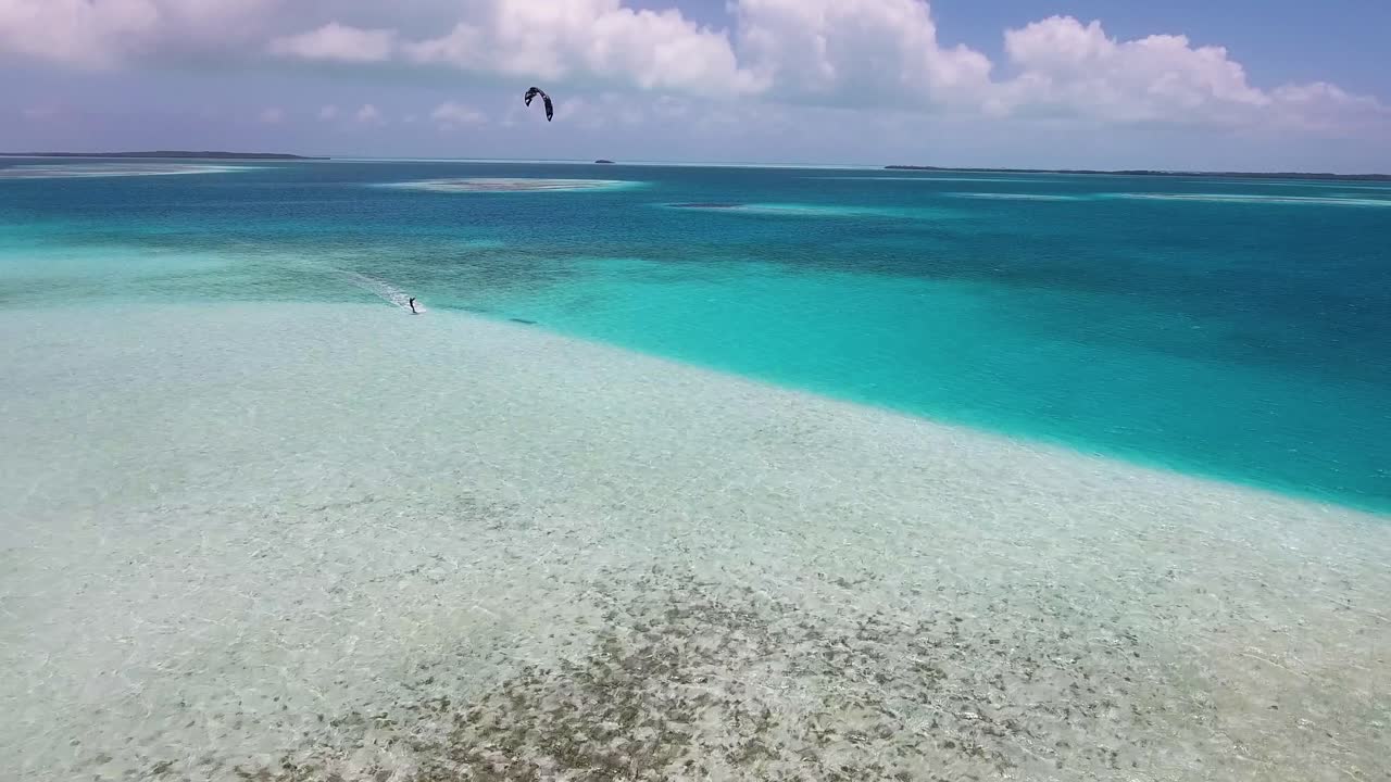 drone shot man kitesurf alrededor del arrecife de coral, textura de agua de mar, archipiélago de los roques