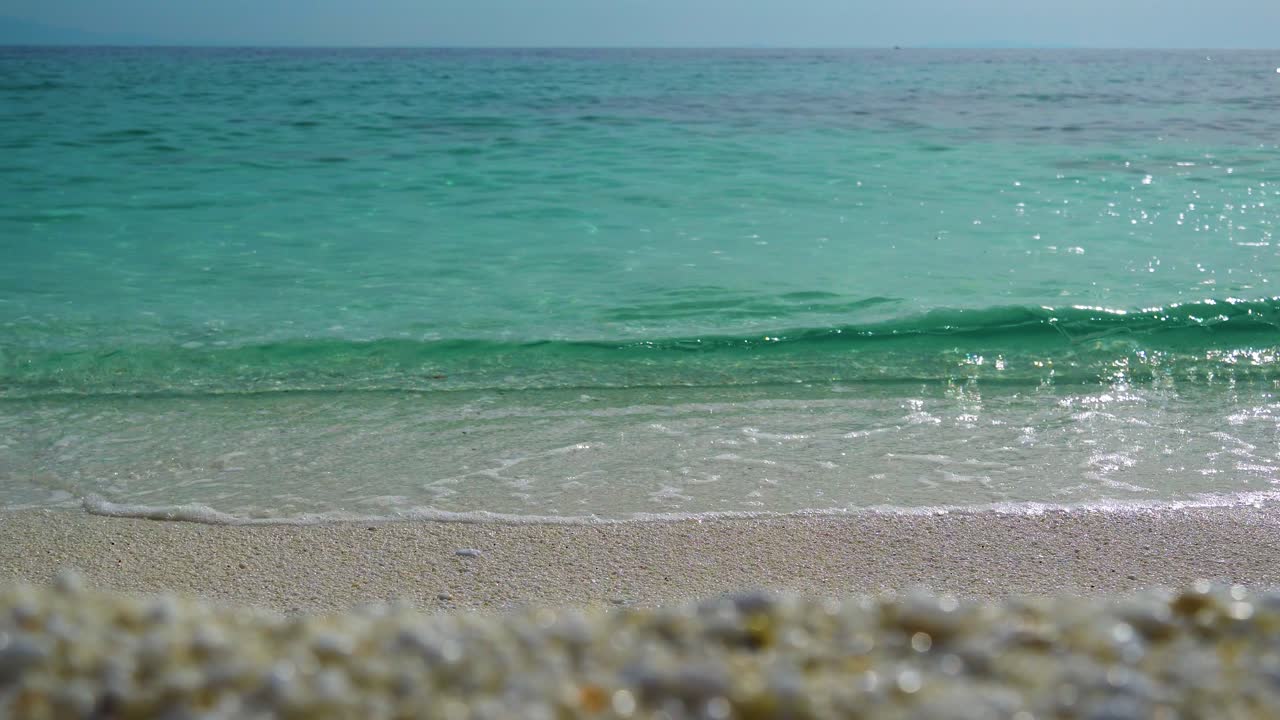 생생 한 투명 한 물 을 가진 대리석 해변, 배경 에  ⁇ 은 파란 하늘,  ⁇  모래 해변, 타소스 섬, 그리스