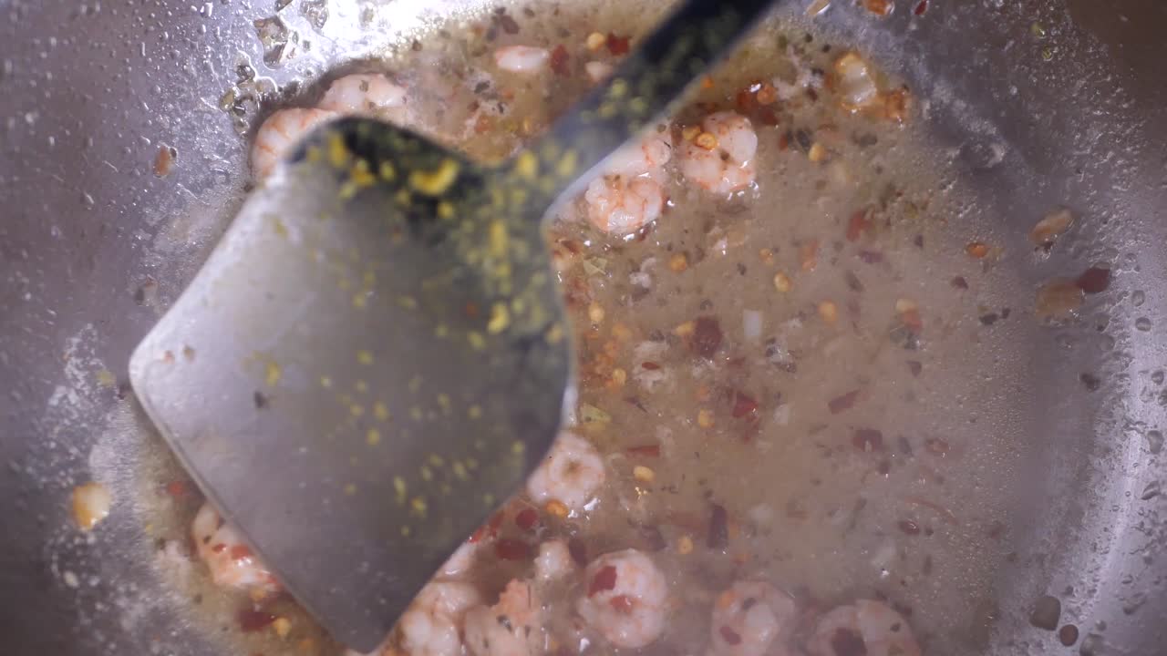 팬 에 새우 를 요리 하는 것