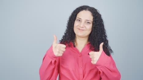 mujer joven haciendo un gesto positivo a la cámara.