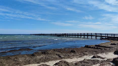 Sehr-Langer-Boardwalk-An-Einem-Sonnigen-Tag