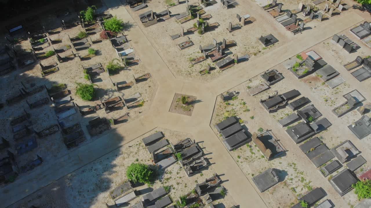 Leeuwarden, Friesland, Hollanda'da bir Katolik kilisesi ve mezarlığın havadan görünümü.