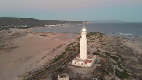 vista aérea del faro de cabo trafalgar al atardecer