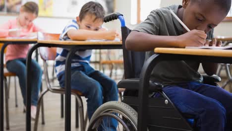 animación de escolares sentados en escritorios escribiendo en el aula
