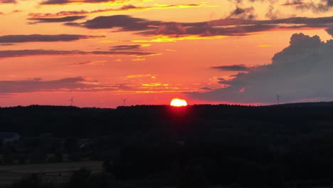 Magischer-Moment-Des-Untergangs-Der-Sonne,-Der-Den-Horizont-Rot-Färbt