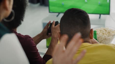 video de vista trasera de amigos jugando una consola de juegos