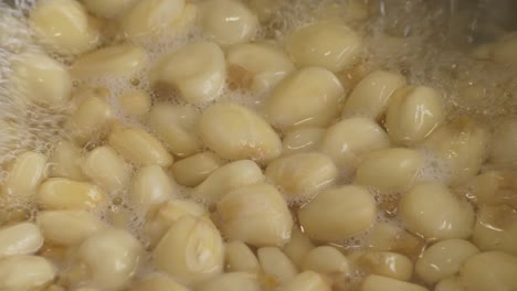 cocción de maíz choclo en una olla para el ceviche peruano