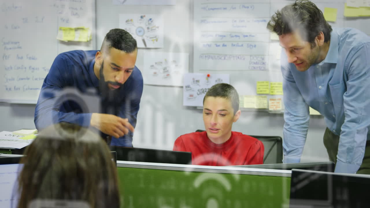 animación de la red de iconos digitales sobre colegas de negocios en la oficina