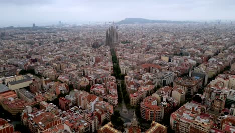 una vista de gran ángulo y una toma aérea cinematográfica del centro de la ciudad de barcelona