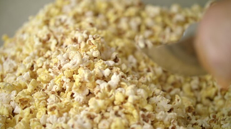 Sfondo popcorn. Processo di essiccazione dei popcorn dopo la produzione.
