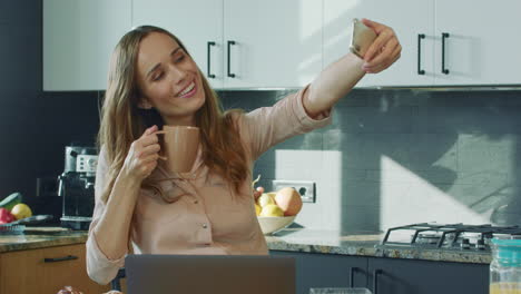 Geschäftsfrau,-Die-Ein-Selfie-Foto-Macht.-Nahaufnahmeporträt-Einer-Glücklichen-Frau,-Die-Ein-Foto-Macht