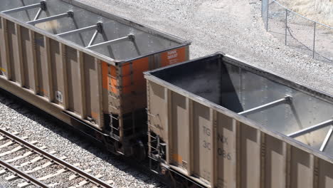 vagones vacíos de un tren de transporte de mercancías que pasa