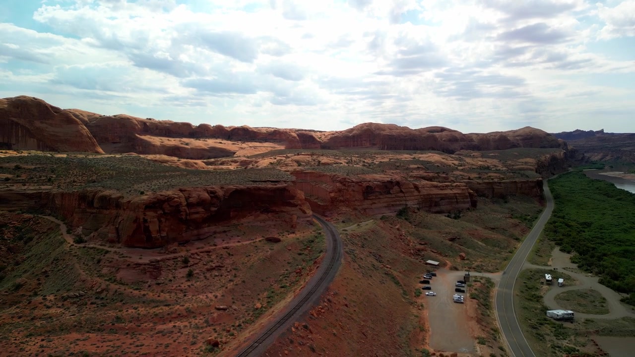 Filmato drone 4K che sorvola Moab, Utah, con l'iconico Arco Corona e il tortuoso fiume Colorado, catturando drammatici canyon di roccia rossa, paesaggi desertici e la bellezza panoramica del Sud-ovest