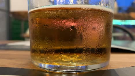 Cerveza-Fría-En-El-Restaurante-Macro-Cerrar-Golder-Cerveza-Refrescante-Con-Condensación-En-Vidrio