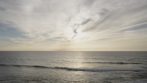 Wunderschöner-Meerblick-Während-Einer-Goldenen-Stunde-In-Ericeira,-Portugal