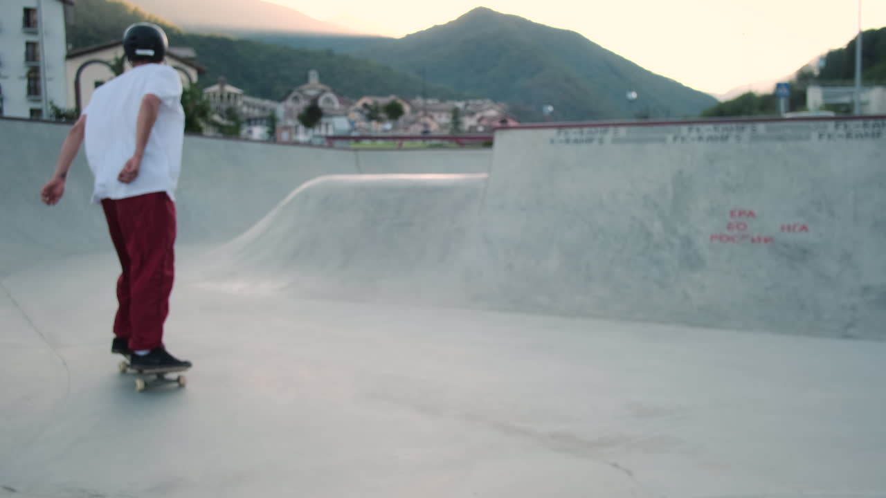 스케이트 파크 에서 트릭 을 하는 스케이트보더