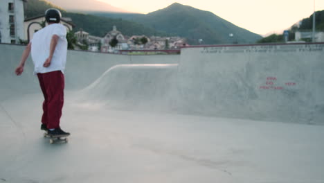 patinador realizando trucos en un parque de patinaje