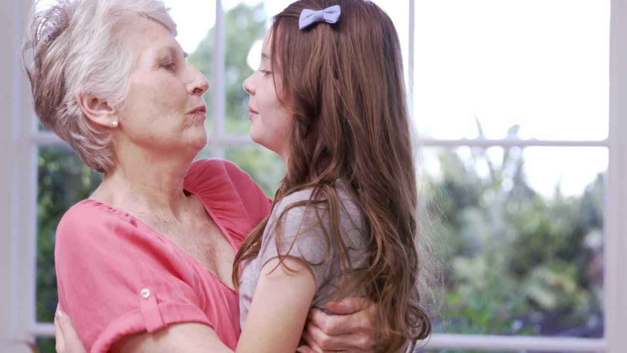 할머니와 손녀가 포옹하고 있습니다.