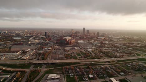 Sonnenaufgang-über-Indianapolis,-Indiana-Drohnenantenne